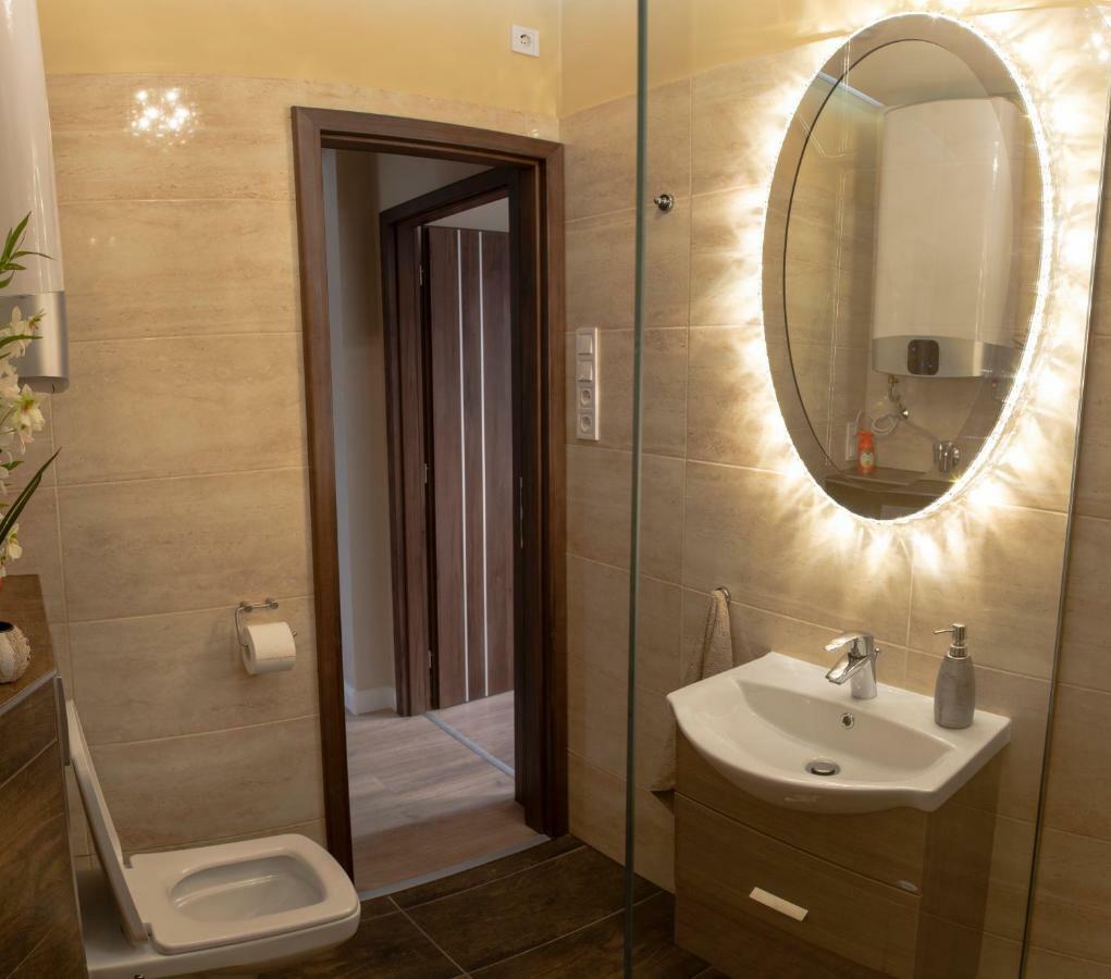 Appartement Glamour Apartman à Eger Extérieur photo